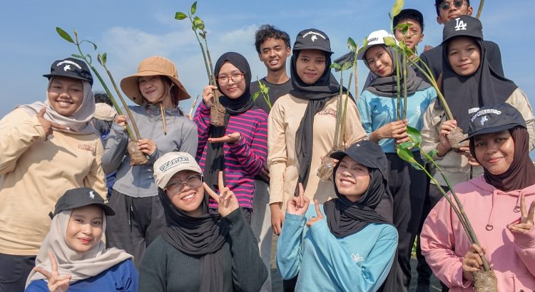 Peserta dari Mahasiswa HMTRKI SV Undip sangat antusias dalam penanaman bibit mangrove.