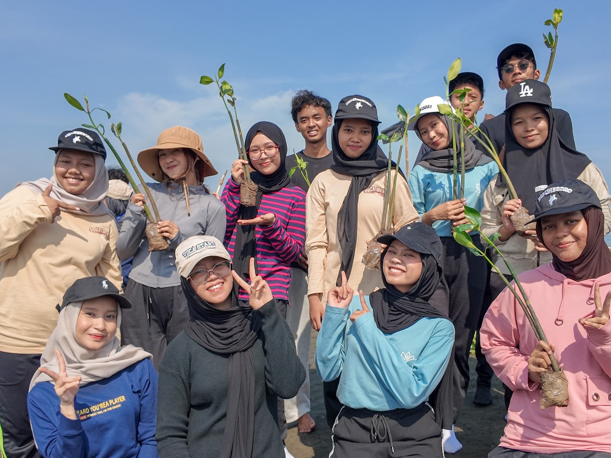 Peserta dari Mahasiswa HMTRKI SV Undip sangat antusias dalam penanaman bibit mangrove.