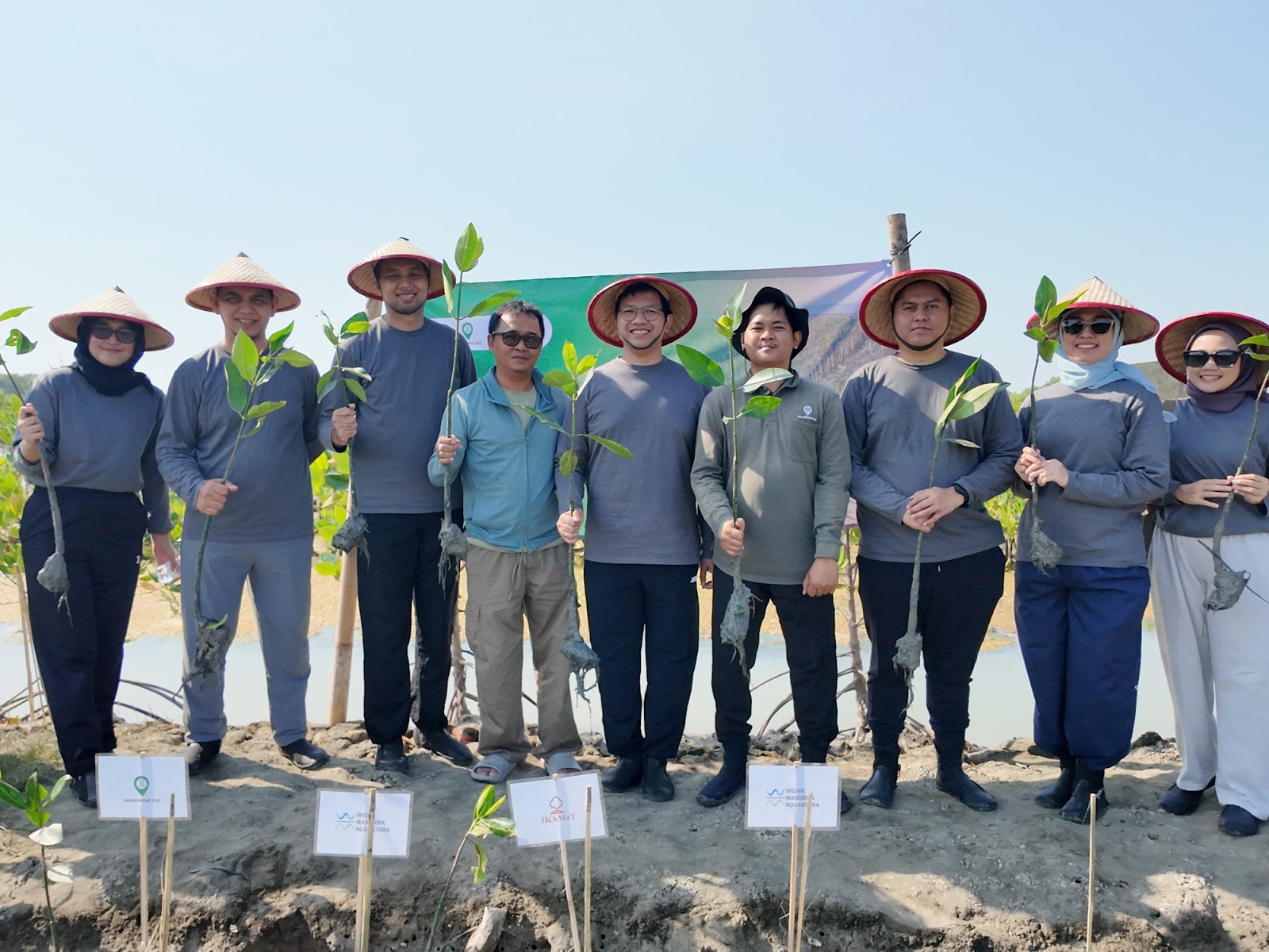 Tebus karbon mangrove Demak melalui penanaman 200 bibit Rhizophora mucronata PT Widar Mandripa Nusantara.